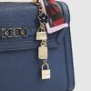 Blå präglad charm-toteväska