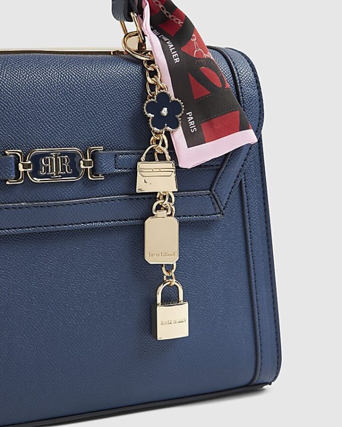 Blå präglad charm-toteväska