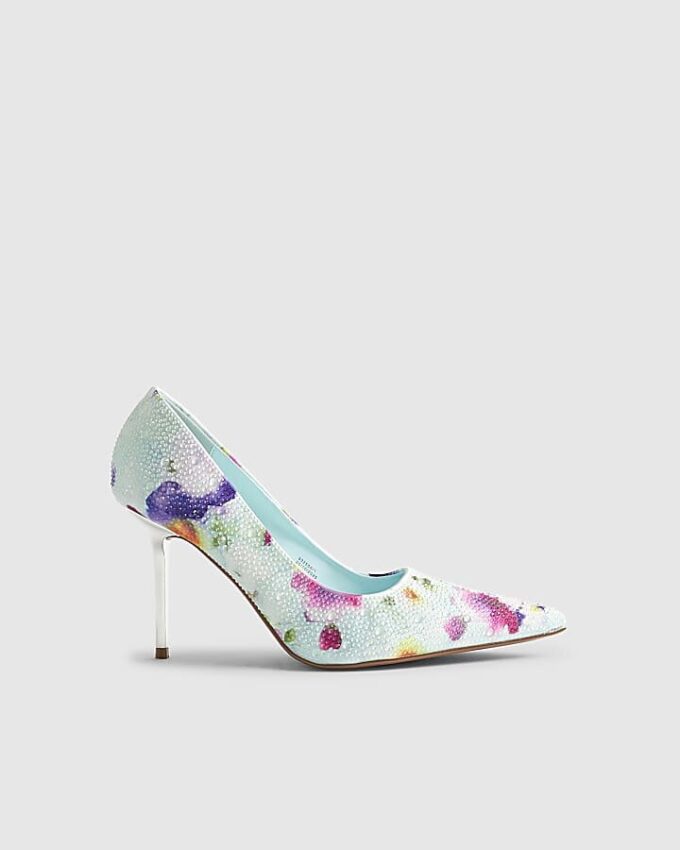 Blå pumps med blommönster