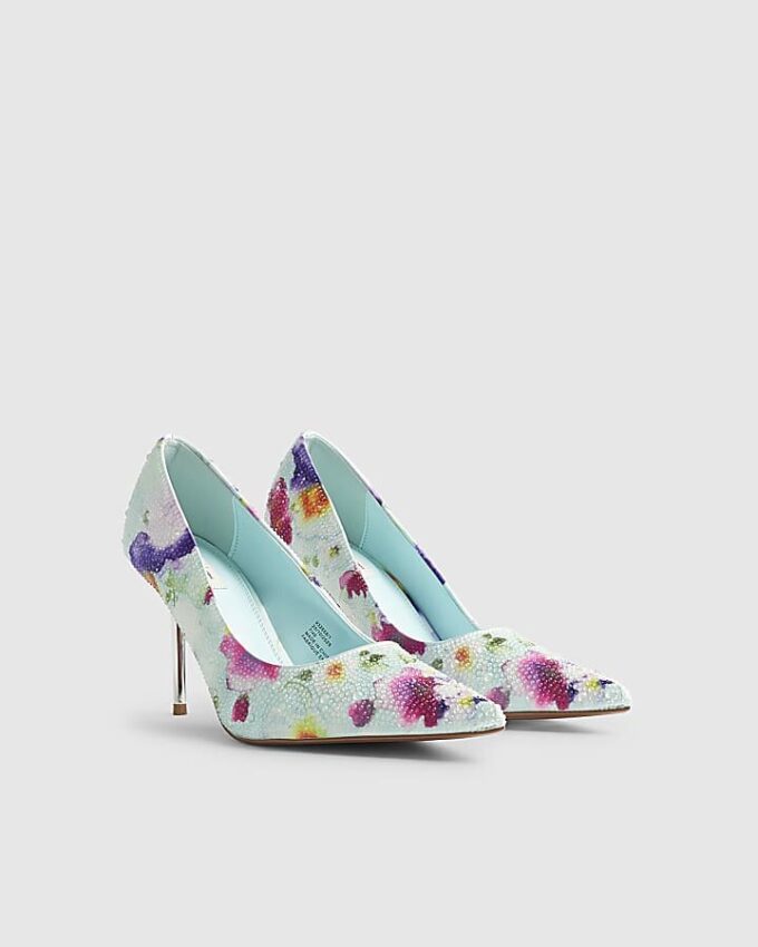 Blå pumps med blommönster