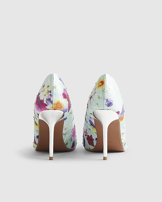 Blå pumps med blommönster