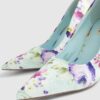 Blå pumps med blommönster
