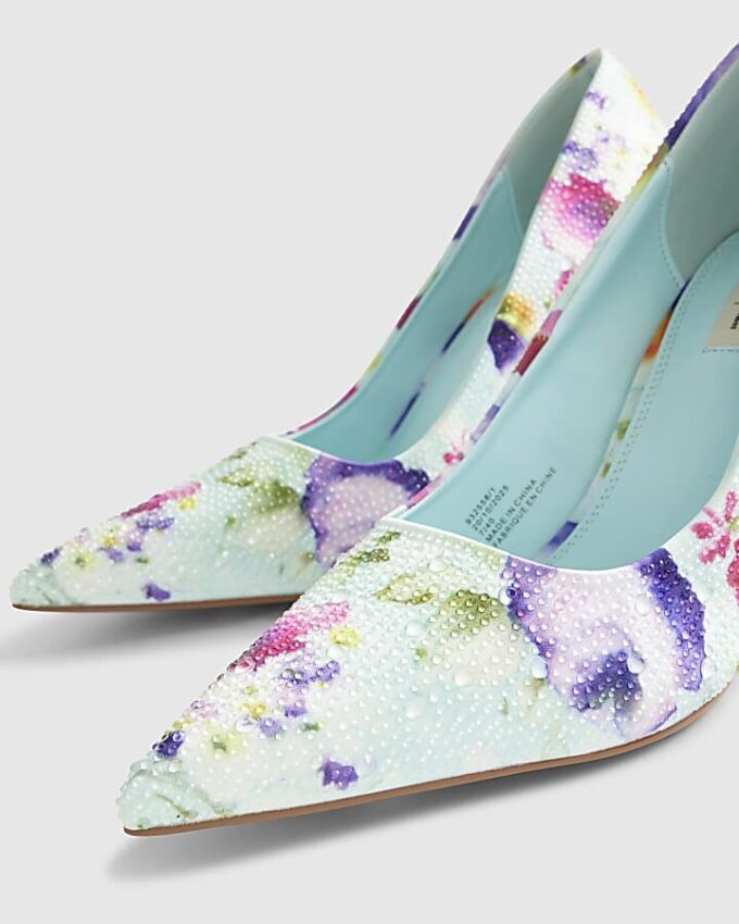 Blå pumps med blommönster