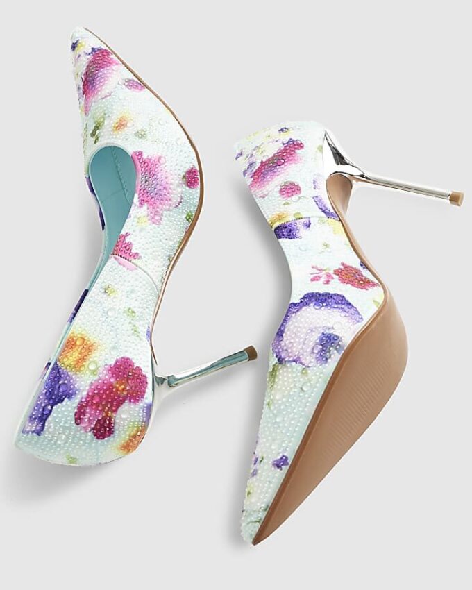 Blå pumps med blommönster