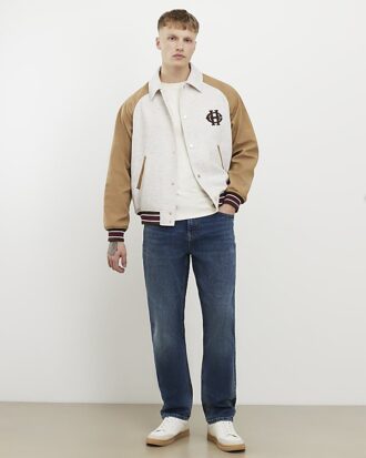 Blå raka tvättade jeans