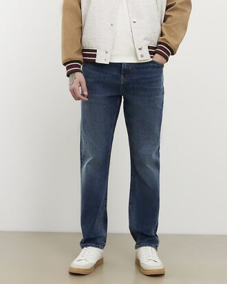 Blå raka tvättade jeans