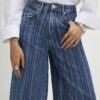 Blå randiga jeans med vida ben Blå randiga jeans med vida ben