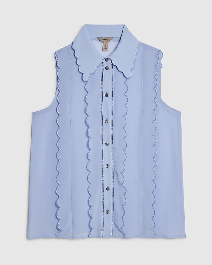 Blå ärmlös blus med vågig kant