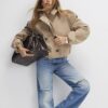 Blå slitna jeans med rak passform