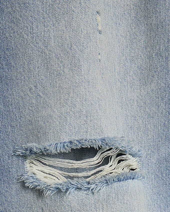Blå slitna jeans med rak passform