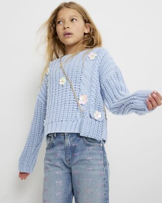 Blå stickad tröja med blommor och väska för flickor