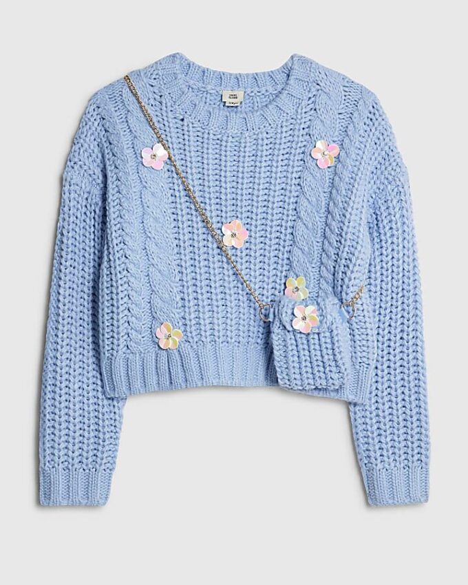 Blå stickad tröja med blommor och väska för flickor