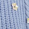 Blå stickad tröja med blommor och väska för flickor