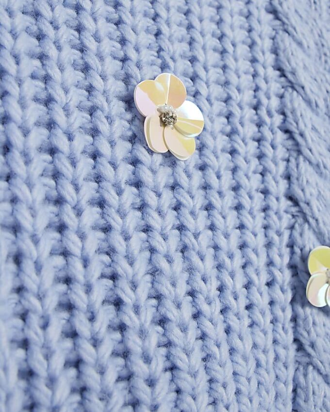 Blå stickad tröja med blommor och väska för flickor