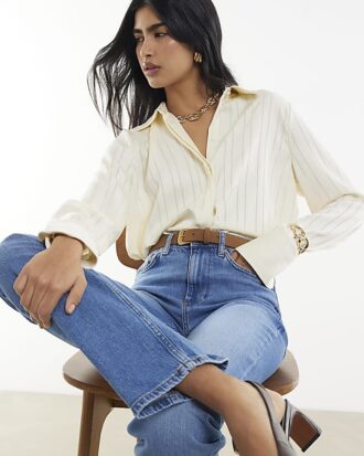 Blå stretchjeans med bälte och raka ben