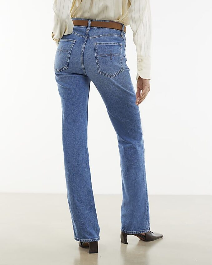 Blå stretchjeans med bälte och raka ben