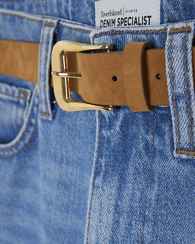 Blå stretchjeans med bälte och raka ben
