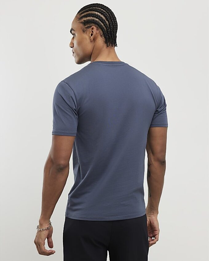 Blå T-shirt med muskulös passform