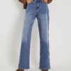 Blåa, avslappnade jeans med rak passform och halsduk Blåa, avslappnade jeans med rak passform och halsduk