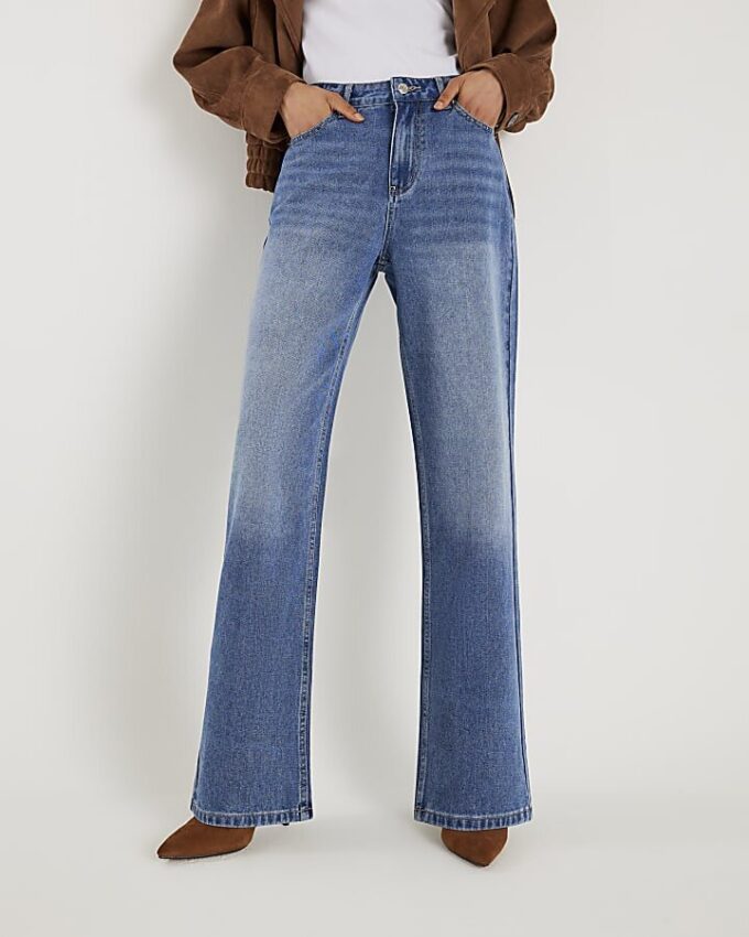 Blåa, avslappnade jeans med rak passform och halsduk Blåa, avslappnade jeans med rak passform och halsduk