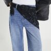 Blåa, avslappnade jeans med rak passform och halsduk Blåa, avslappnade jeans med rak passform och halsduk