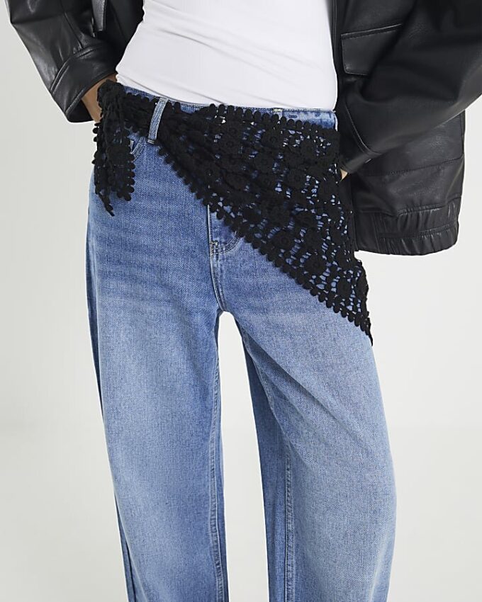 Blåa, avslappnade jeans med rak passform och halsduk Blåa, avslappnade jeans med rak passform och halsduk