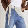 Blåa, avslappnade jeans med rak passform och halsduk Blåa, avslappnade jeans med rak passform och halsduk