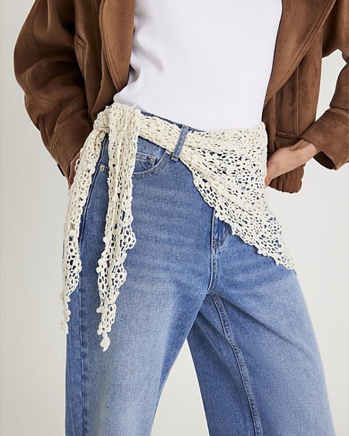 Blåa, avslappnade jeans med rak passform och halsduk Blåa, avslappnade jeans med rak passform och halsduk
