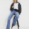 Blåa, avslappnade jeans med rak passform och halsduk Blåa, avslappnade jeans med rak passform och halsduk