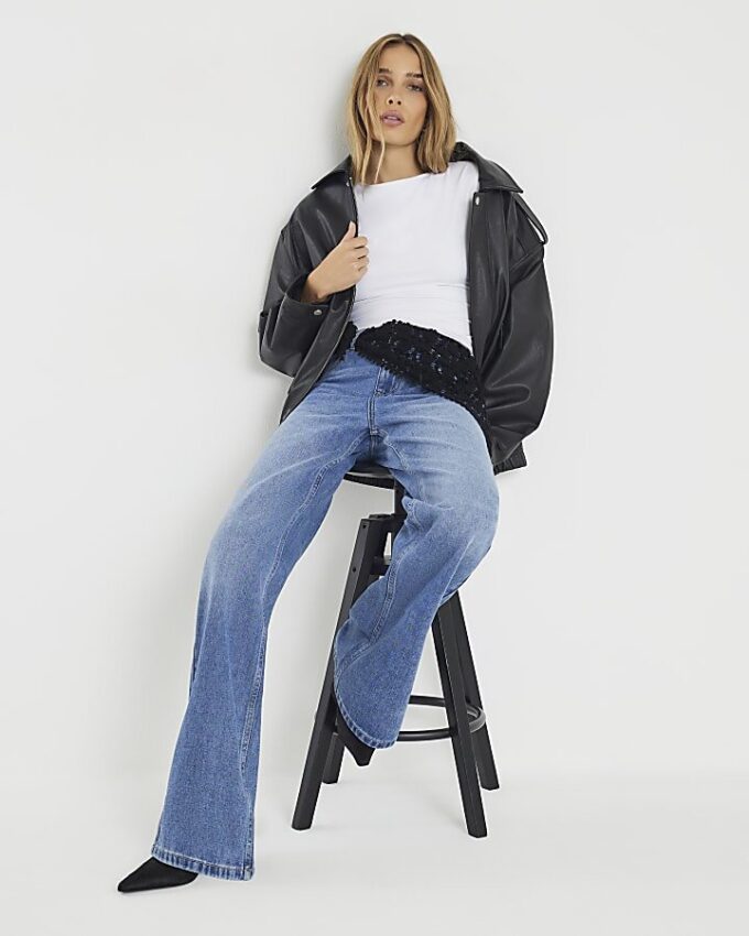 Blåa, avslappnade jeans med rak passform och halsduk Blåa, avslappnade jeans med rak passform och halsduk