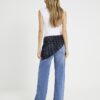 Blåa, avslappnade jeans med rak passform och halsduk Blåa, avslappnade jeans med rak passform och halsduk