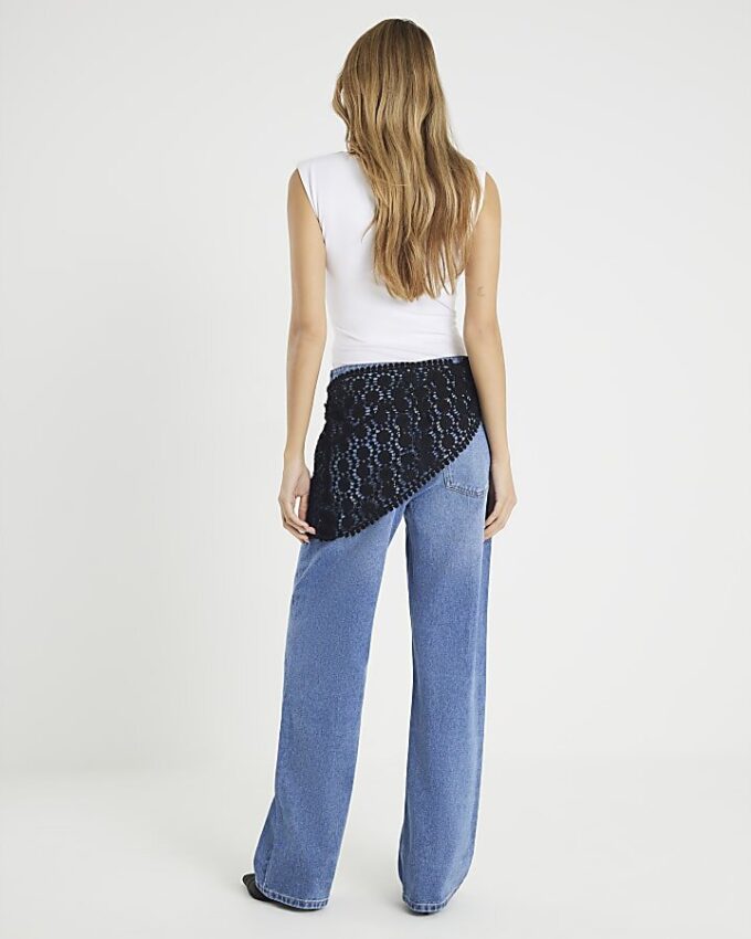 Blåa, avslappnade jeans med rak passform och halsduk Blåa, avslappnade jeans med rak passform och halsduk