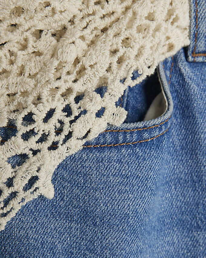 Blåa, avslappnade jeans med rak passform och halsduk Blåa, avslappnade jeans med rak passform och halsduk