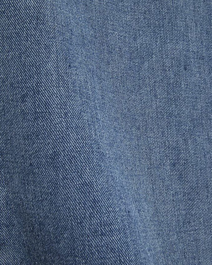 Blåa, avslappnade jeans med rak passform och halsduk Blåa, avslappnade jeans med rak passform och halsduk