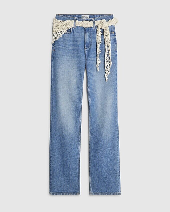 Blåa, avslappnade jeans med rak passform och halsduk Blåa, avslappnade jeans med rak passform och halsduk