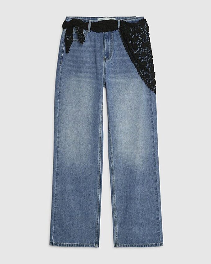 Blåa, avslappnade jeans med rak passform och halsduk Blåa, avslappnade jeans med rak passform och halsduk
