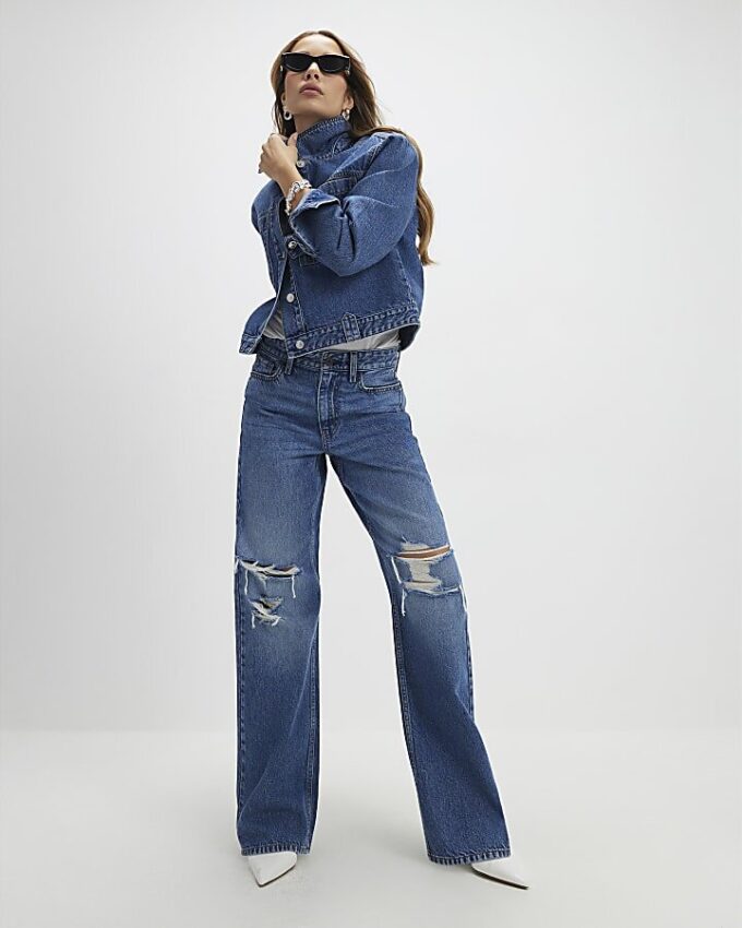 Blåa avslappnade raka jeans med slitsar