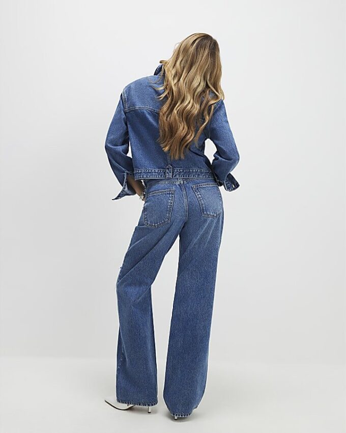 Blåa avslappnade raka jeans med slitsar
