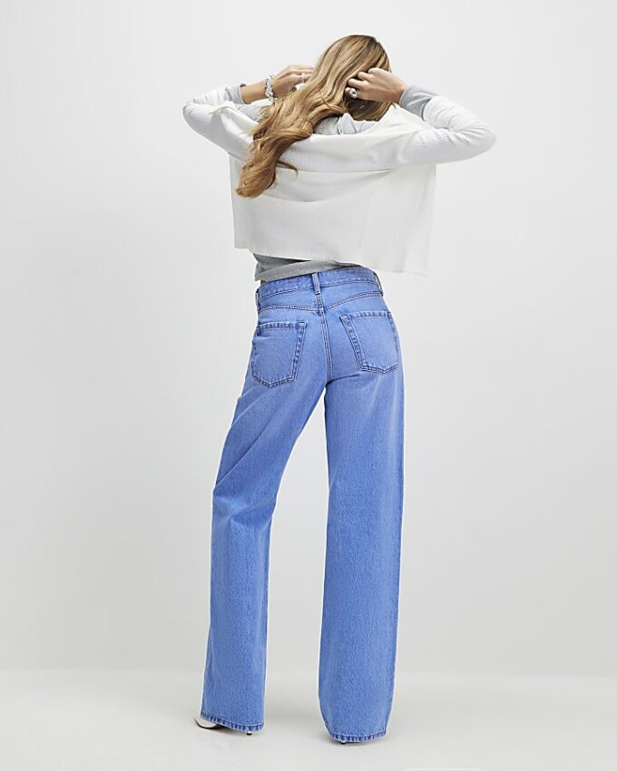 Blåa jeans med raka ben