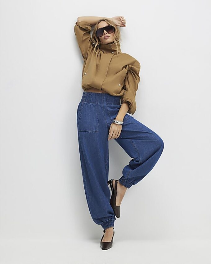 Blåa joggingbyxor i denim