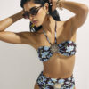Brun bandeau-bikini med tropiskt mönster