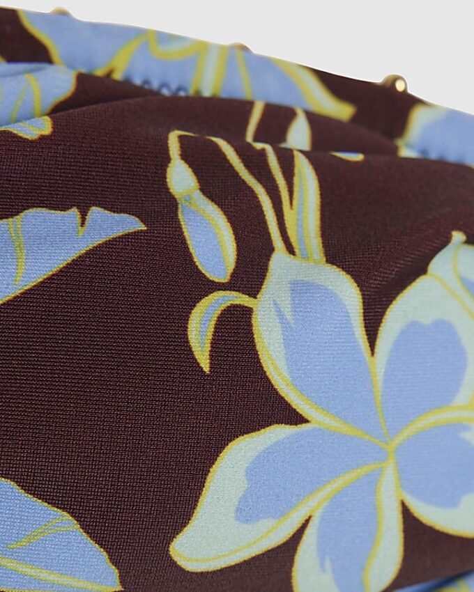 Brun bandeau-bikini med tropiskt mönster