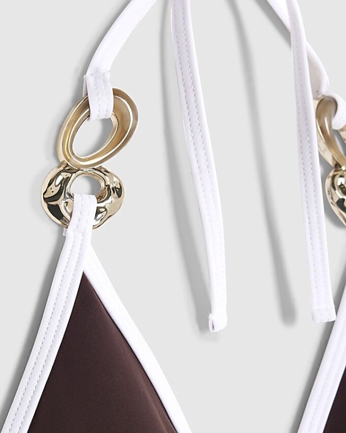 Brun bikinitopp med ringdetaljer