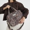 Brun canvasväska med leopardmönster