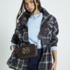 Brun crossbody-väska i imitationsmocka med märkeslogotyp