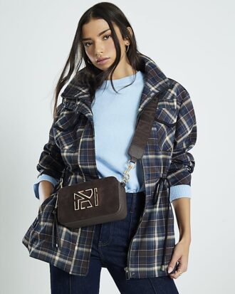Brun crossbody-väska i imitationsmocka med märkeslogotyp