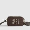 Brun crossbody-väska i imitationsmocka med märkeslogotyp