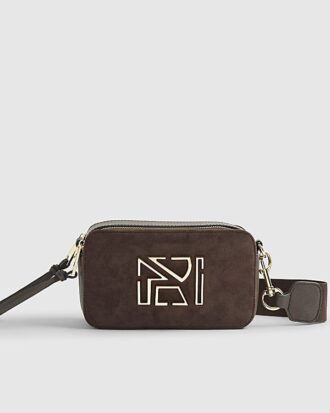 Brun crossbody-väska i imitationsmocka med märkeslogotyp