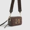 Brun crossbody-väska i imitationsmocka med märkeslogotyp