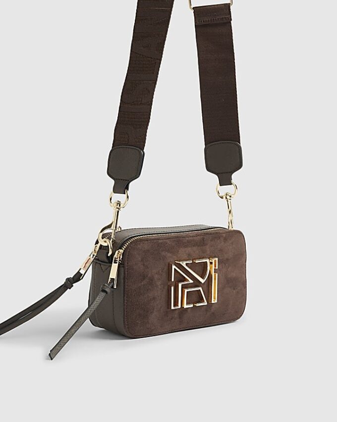 Brun crossbody-väska i imitationsmocka med märkeslogotyp